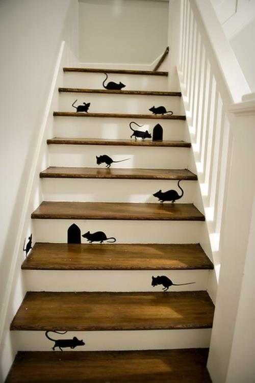 tyylikäs halloween -koristelu musta hiiren tatuoinnit portaissa