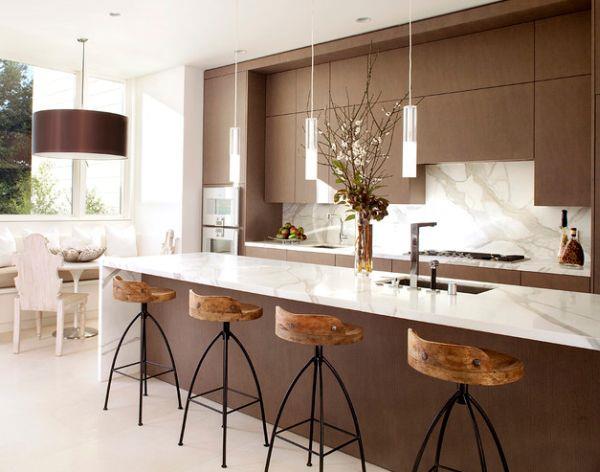 tyylikkäät riippuvalaisimet moderni keittiö ruskea sileä keittiösaari