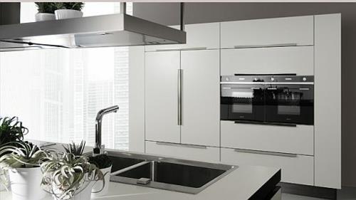 tyylikäs keittiö suunnittelee valkoiset kiiltävät sisäänrakennetut keittiökonekaapit