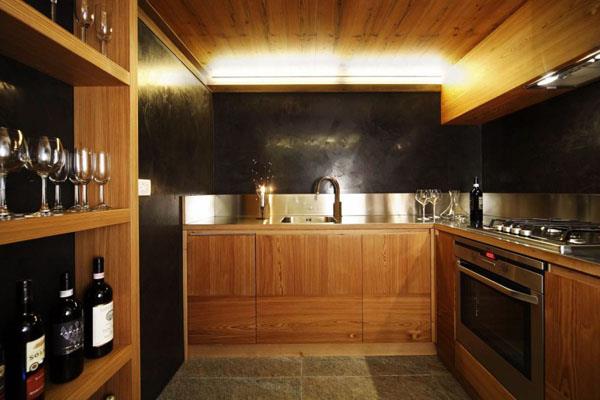 tyylikäs moderni puukeittiö suunnittelee mustan keittiön takaseinän