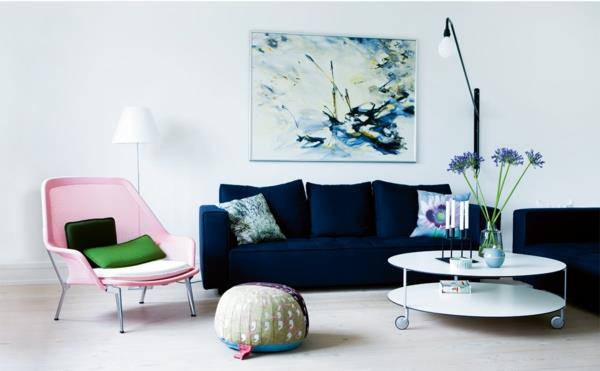 tyylikäs olohuoneen sisustus nojatuoli sohva naisellinen vaaleanpunainen pastelli