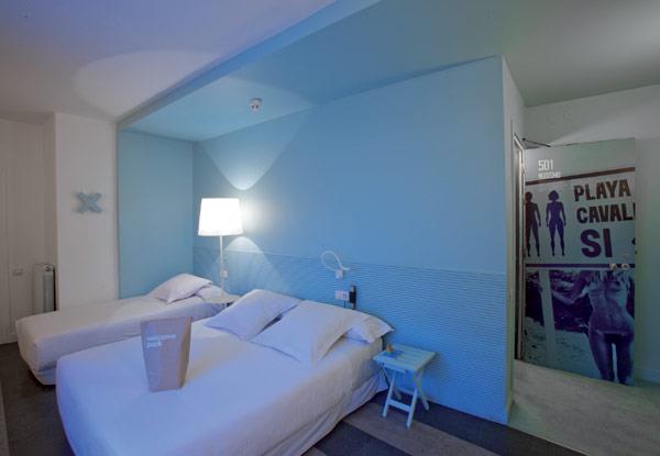 tyylikäs yksinkertainen hotelli espanja makuuhuone sininen seinät