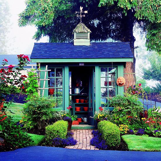 tyylikäs pieni talo puutarhassa puu turkoosi tummansininen tuore raikas