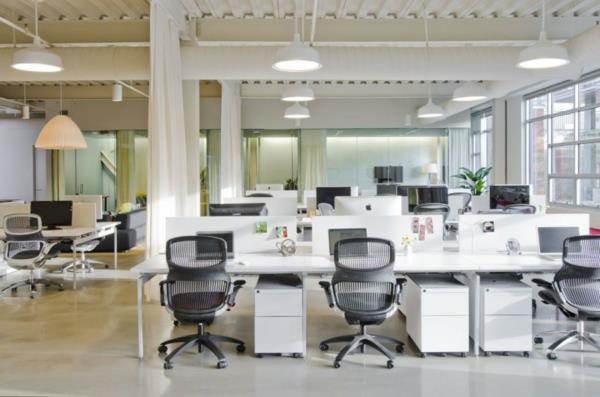 tyylikäs toimistosuunnittelu valkoiset työpöydät ergonomiset johtotuolit