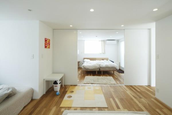 Liukuovi idea makuuhuone puulattia minimalistinen