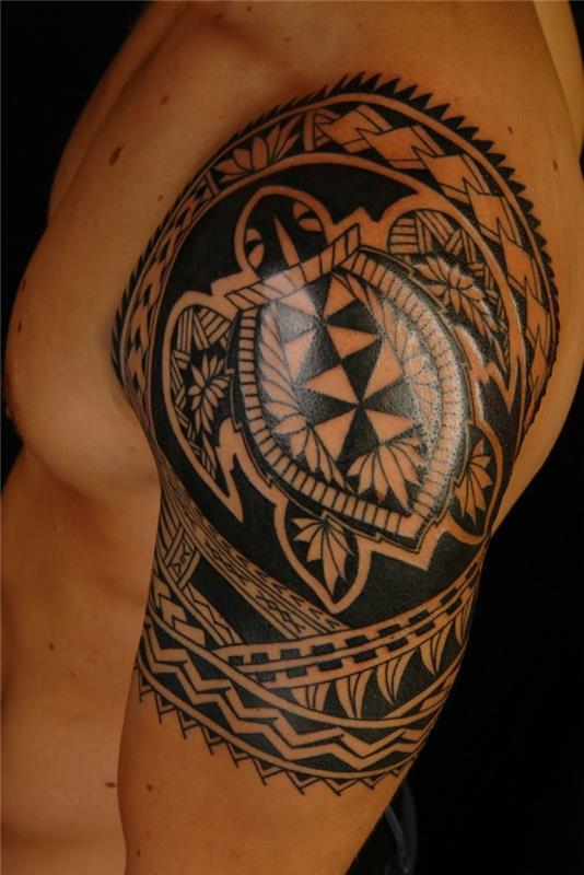 kilpikonna motiivi olkavarren tatuointi mies
