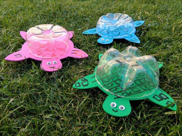 kilpikonnat näpertelevät lasten kanssa kesällä