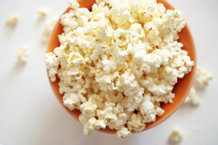 taistele unettomuutta vastaan ​​syö popcornia