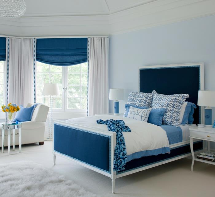 makuuhuone sininen aksentti seinä roomalaiset kaihtimet valkoinen matto