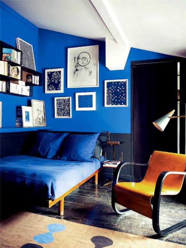 makuuhuone sininen siniset seinät avoimet seinähyllyt beige matto