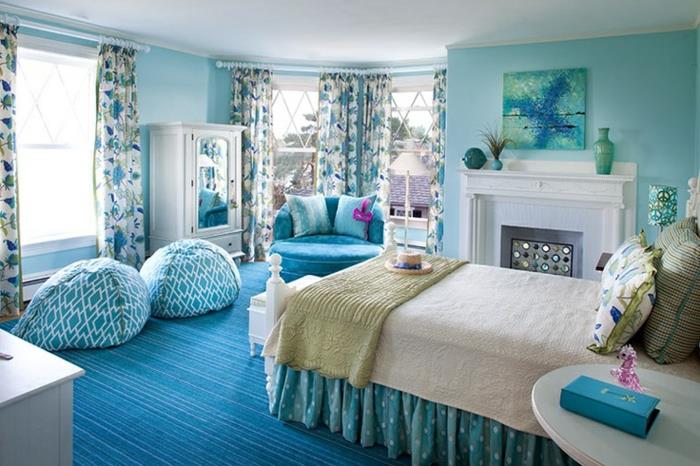 makuuhuone sininen sininen mattoverho kuvio valkoiset huonekalut