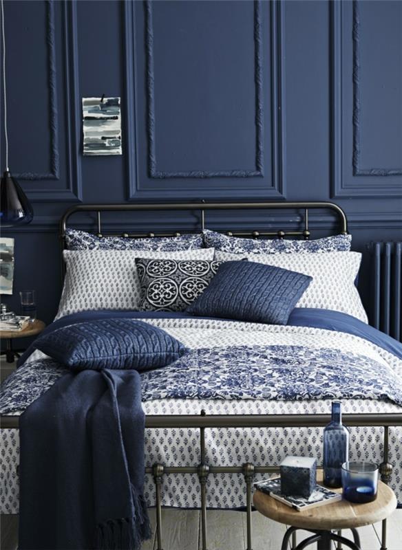 makuuhuoneen sininen tummansininen riippuvalaisin kaunis kangaskuvioinen sivupöytä