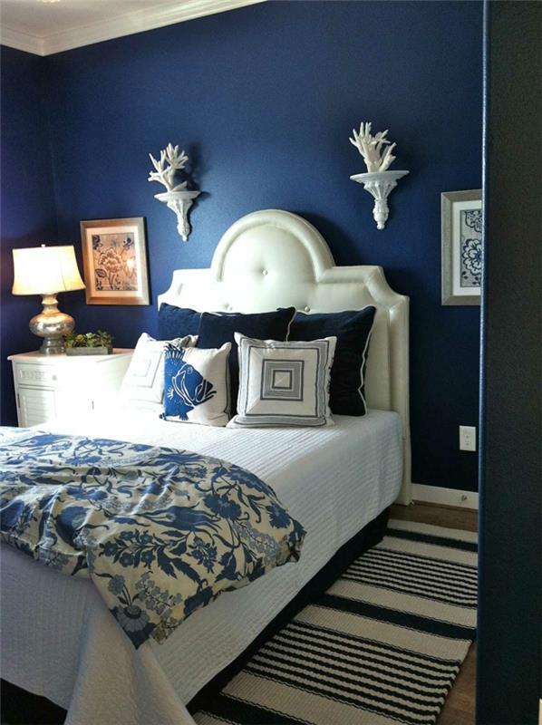 makuuhuoneen siniset tummansiniset seinät tyylikäs raidallinen matto