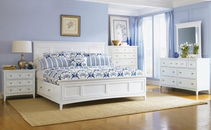 makuuhuone sininen vaaleansiniset seinät beige matto valkoiset huonekalut