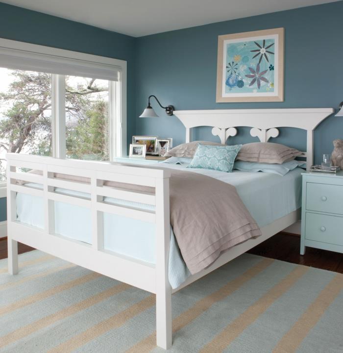 makuuhuone sininen valkoinen sänky raita matto sininen