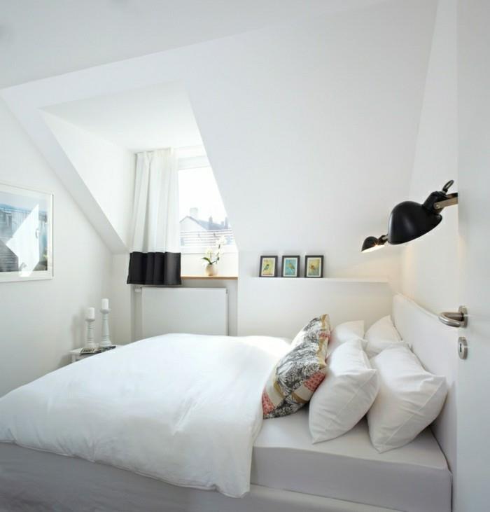 makuuhuoneen kalteva katto, valkoinen sisustus ja raikas ilme