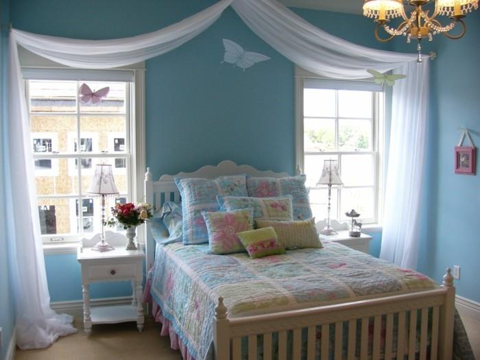 makuuhuoneen sisustusideoita vaaleansiniset seinät tyttöjen huoneen suunnittelu perhosia
