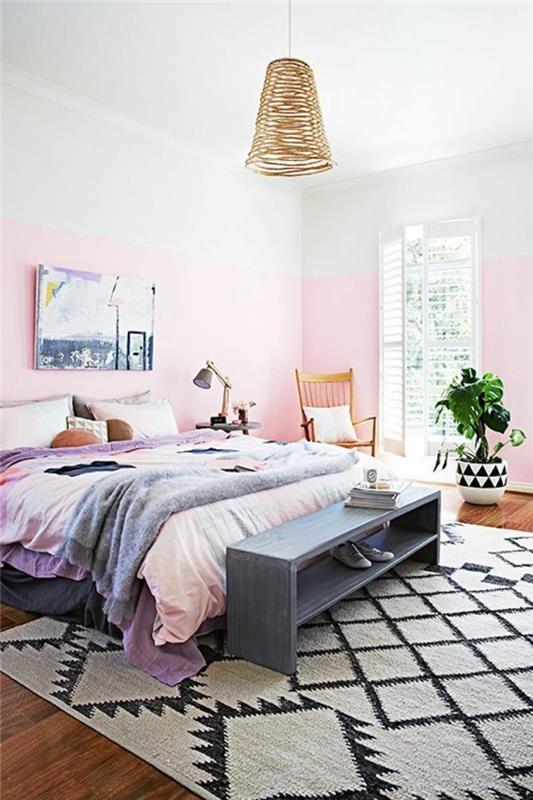 makuuhuoneen sisustusideoita vaaleanpunaiset seinät matto kasvi puulattia pastellivärit