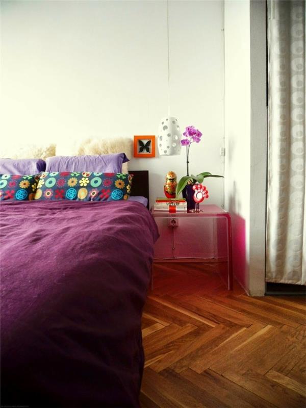 makuuhuoneen sisustusideoita violetti vuodevaatteet värilliset tyynyliinat lattia puu