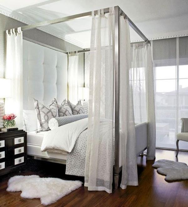 makuuhuoneen sängyn katoksen koristeelliset matot heittävät tyynyjä