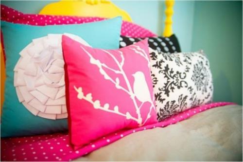 makuuhuoneen suunnitteluidea värikäs alkuperäinen tyyny
