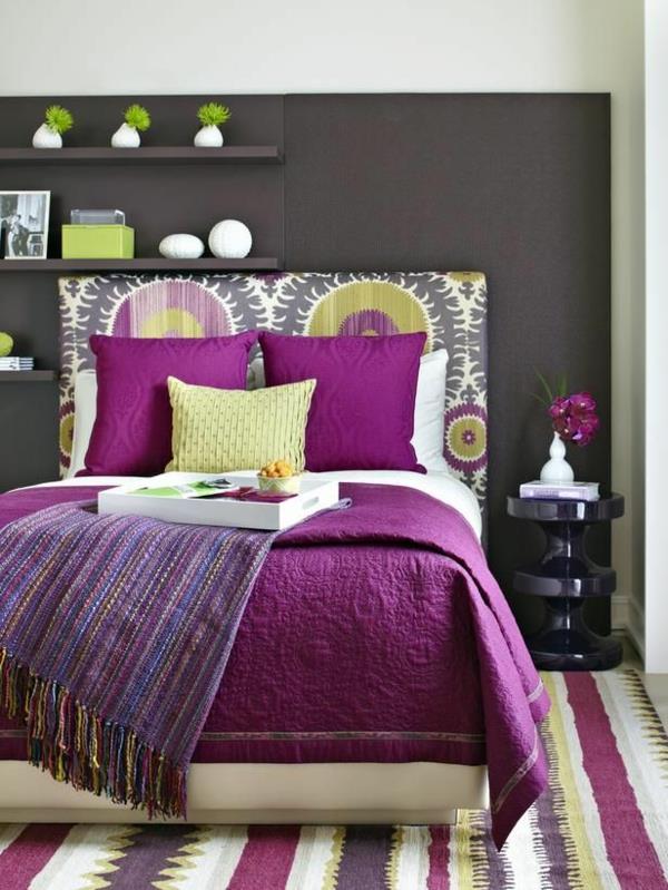 makuuhuoneen suunnittelu seinän väri harmaa sävyt sänky matto violetti aksentti