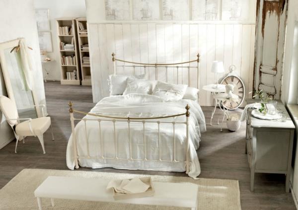 makuuhuoneen mallit, joissa on luonnollinen hohto vintage -seinäkello