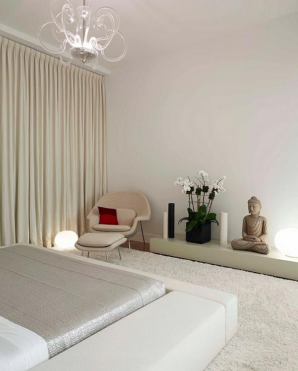 makuuhuoneen kalustus aasialainen nojatuoli ottomaanien syvä nukkamatto valkoinen