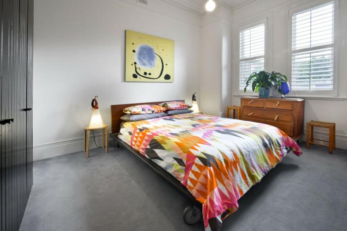 makuuhuoneen sisustusesimerkit värilliset vuodevaatteet sängynpyörät harmaa matto