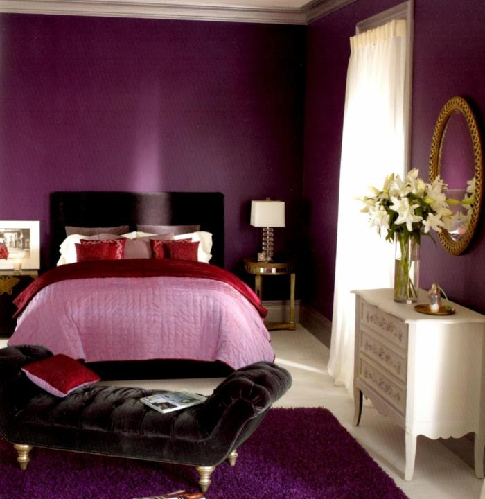 makuuhuoneen sisustusesimerkit violetti aksentti seinämatto pukeutuja punaiset heitotyynyt