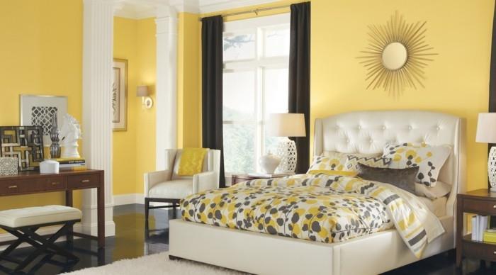 Makuuhuoneen kalustus pehmentää keltaista valkoisella ja mustalla