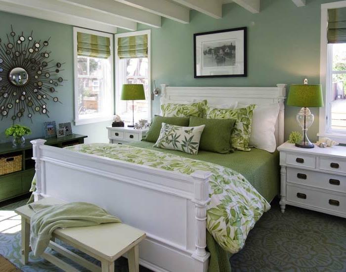 makuuhuoneen sisustusideoita vierashuoneen vihreä vuodevaatteiden seinäkoriste