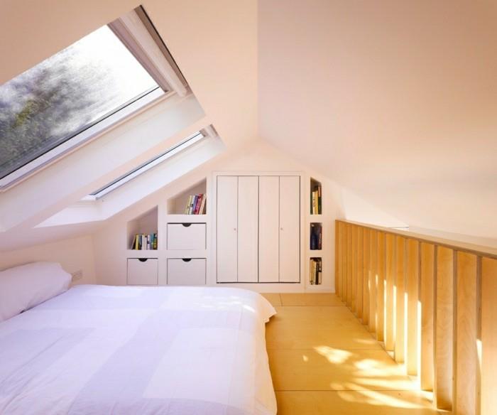 Kalustetut makuuhuoneet, joissa viisto katto, minimalistinen sisustus