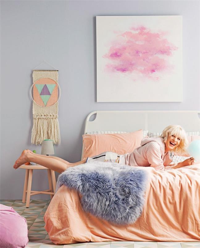 makuuhuoneen sisustus pastellivärit oranssi vuodevaatteet vaaleat seinät geometrinen lattia