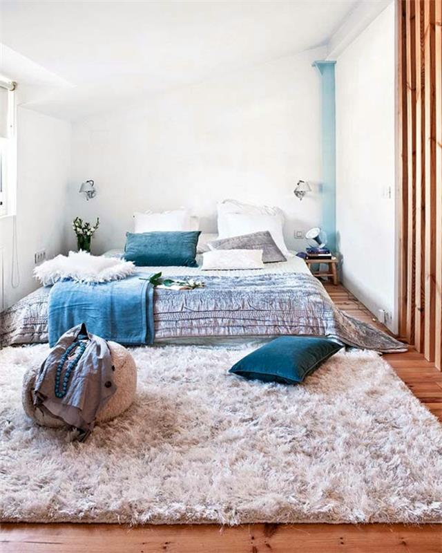 makuuhuoneen sisustus matto sininen aksentti valkoinen seinämaali