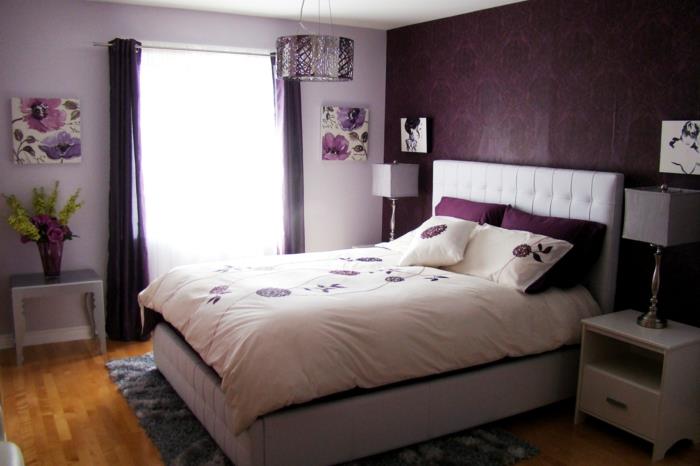 makuuhuoneen sisustus seinäkoriste kukat violetit verhot