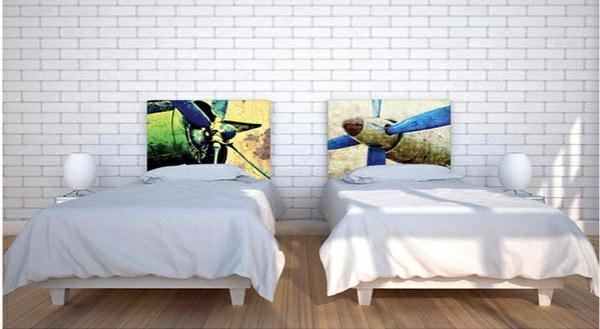 makuuhuoneen sisustusideoita sänky pääty tiiliseinä lentokoneet inspiraatiota