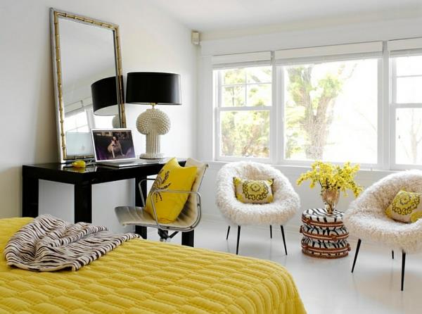 makuuhuoneen värit keltainen sänky nojatuoli heittää tyynyt peili