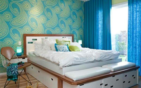 makuuhuoneen värit idea sininen seinämaalaus tapetti paisley kuvio siniset verhot