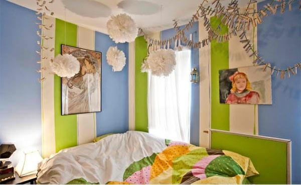 makuuhuoneen värit ideoita seinän suunnittelu raita kuvio sininen ja vihreä