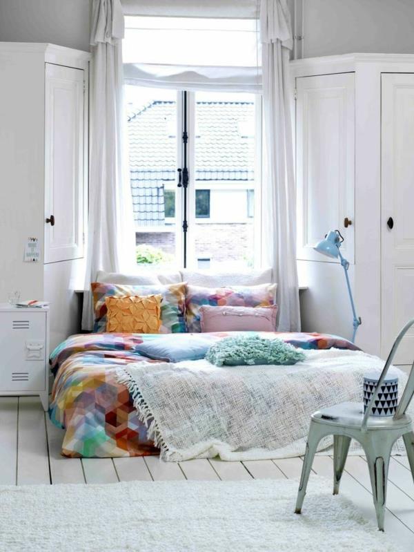 makuuhuoneen värillinen vuodevaatteet valkoinen matto