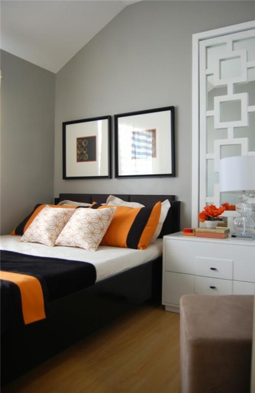 makuuhuoneen harmaa vaaleanharmaa seinät oranssi heittää tyynyt musta sänky