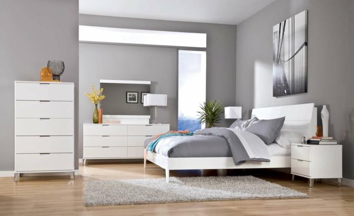 makuuhuoneen harmaa vaaleanharmaa seinät matto valkoiset huonekalut