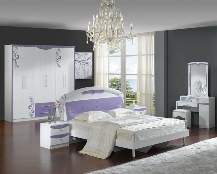 makuuhuoneen harmaa violetti aksentti valkoinen matto