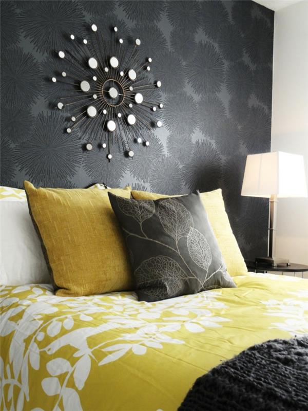 makuuhuoneen harmaa seinätaustakuva keltainen aksentti seinäkoriste kukkakuvio