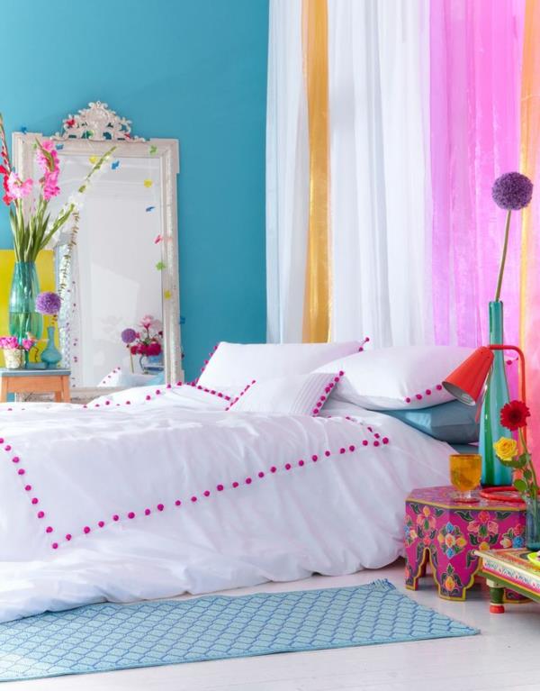 makuuhuoneen värimaailma kesäpaletti verhot yöpöytä