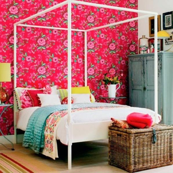makuuhuoneen värisuunnittelu kesäpaletti vaaleanpunainen seinä tapetti kukka kuvio