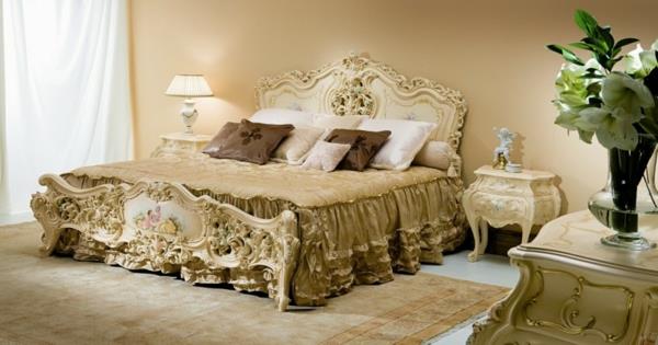 makuuhuone sisustettu barokkityyliin