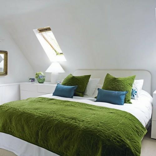 ullakkohuone vihreä sininen vuode kattoikkunat valkoinen seinä