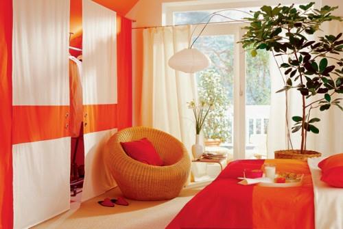 ullakkohuone mielenkiintoinen oranssi värikäs sisustus
